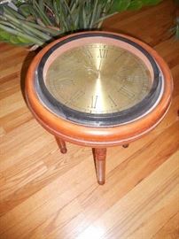 stool/clock or small table clock