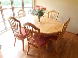 kitchen table and chairs set , table shown with leaf in place measures 66" long , remove the leaf it is a 48" round table on a pedestal