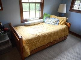 Trundle bed