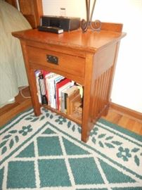 better detail foto of the nightstand