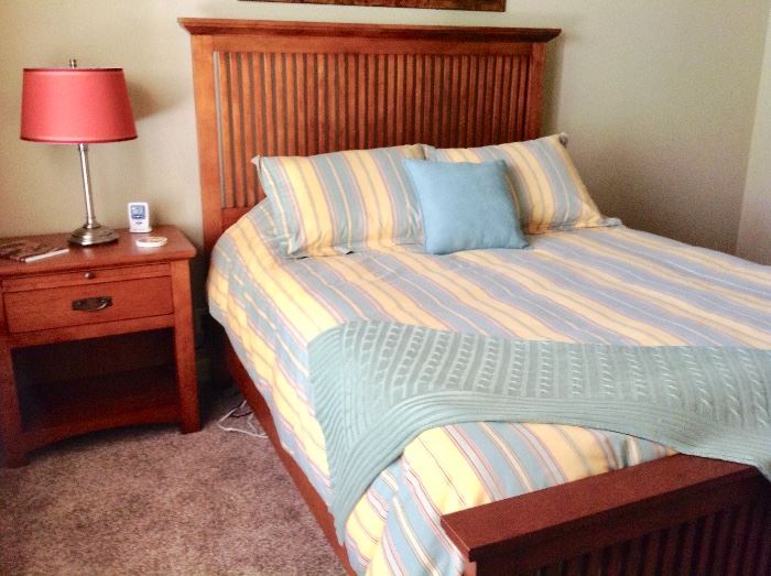 Havertys Furniture Company Night Stand that matches Queen Bed(Mattress & Boxsprings are NOT FOR SALE)