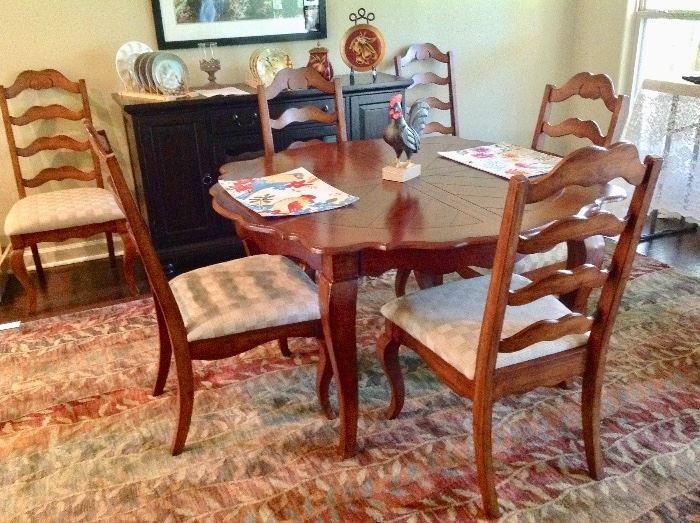 Dining Table with 6 Chairs in Excellent Condition