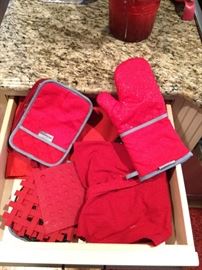 Mittens and aprons 20