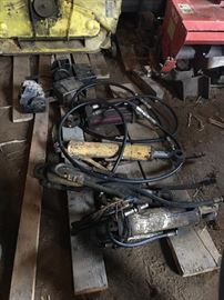 Multiple hydraulic cylinders