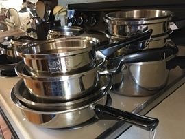 Amway Queen 12 piece pots and pan set.