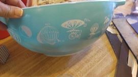 Vintage Pyrex balloon Bowl
