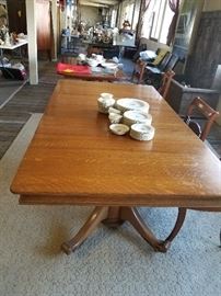 Oak dining table with 4 leaves