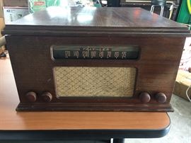 Trav-ler record player & radio