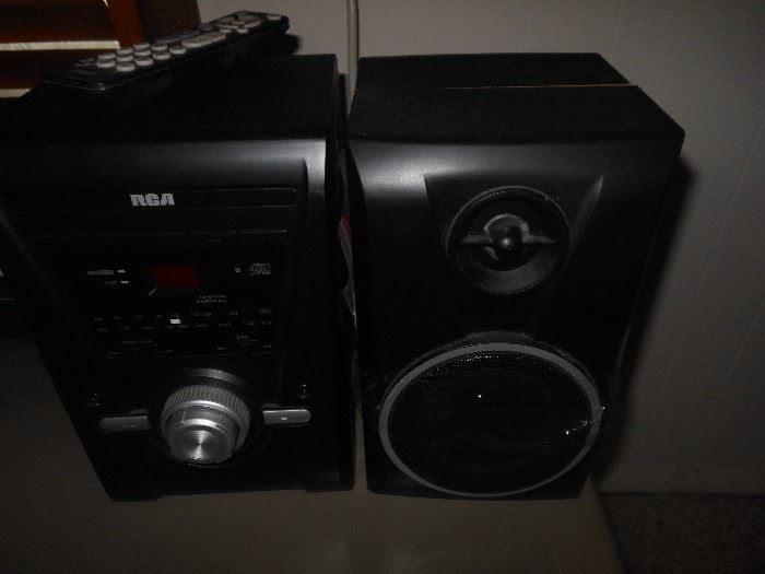RCA portable AM/FM and 2 speakers
