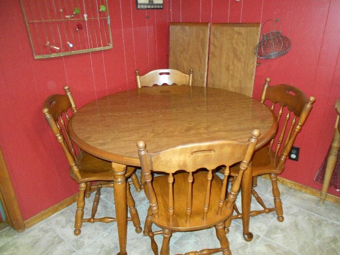 Maple round to oval  dinette with 4 chairs & 2 leaves
