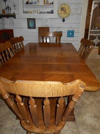 Oak dining table with 2 leaves and 6 chairs