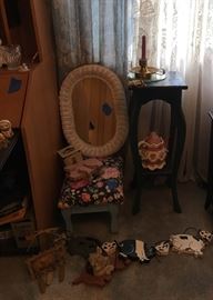 Wicker mirror
Lots of small side tables