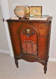 Very nice 1929 Atwater Kent console radio. I did not plug it in due to a questionable looking cord. 