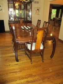DINING TABLE W/2 LEAFS , PADS & 6 CHAIRS (LEG NEEDS REPAIR)