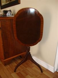 Flip top pedestal table