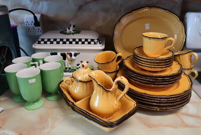 Vintage kitchen dish set and mugs - more in garage