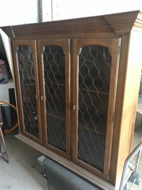 China cabinet in 2 pieces 