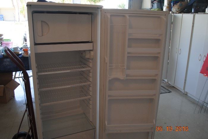 23x59 Magic Chef refrigerator