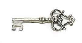 LOVELY VICTORIAN DESIGN STERLING KEY BROOCH