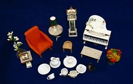 ASSORTMENT OF VINTAGE DOLLHOUSE FURNITURE MISC