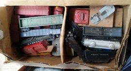 COLLECTION OF LIONEL TRAIN SETS O GUAGE AND HO GUAGE - TRACKS; BUILDINGS; CARS; ENGINES & MORE...