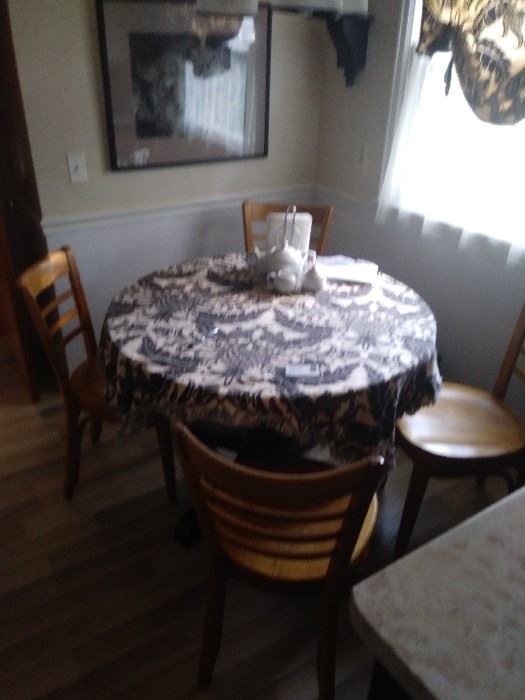 Pedestal table with four chairs