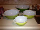 Set of Pyrex mixing bowls