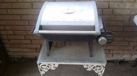 CUISINART OUTDOOR COOKER, VINTAGE GARDEN TABLE