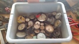MANY PRESSURE GUAGES