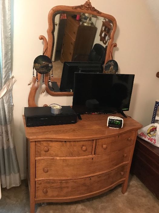Dresser w/mirror (Electronic components ARE NOT for sale)