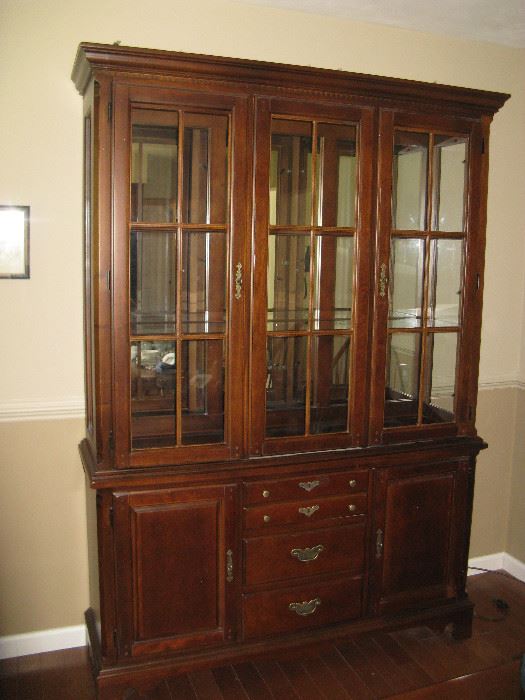Bassett China Cabinet & DR table & Chairs, 