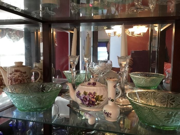 Green depression glass, violets porcelain