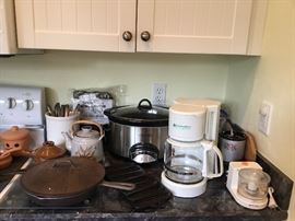 Coffee maker, crockpot 