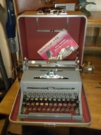 VINTAGE TYPEWRITER 