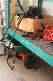 seeder with collapsible handle