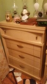 CHEST OF DRAWERS HAS BED AND DRESSER TO MATCH