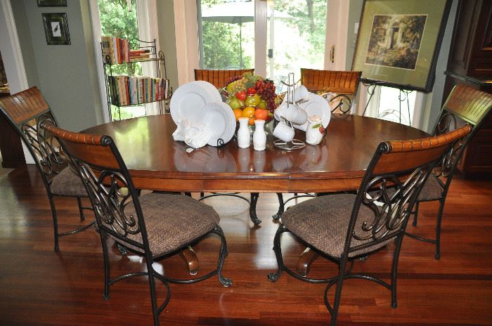 Fantastic Henredon dining table with double pedestal base, 72"w when closed. Includes two 15" leaves and 6 chairs