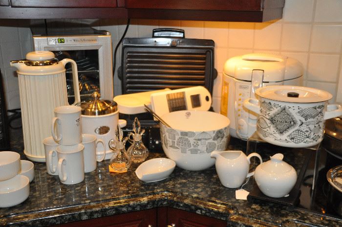 More great kitchen itemsincluding Vintage Arabia, Hamilton Beach grill and new Delonghi deep fryer!