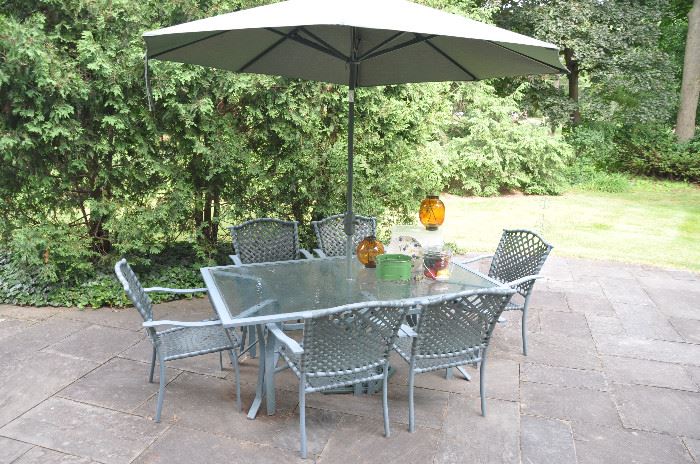 Wonderful outdoor patio dining set includes table, 6 comfy chairs and umbrella
