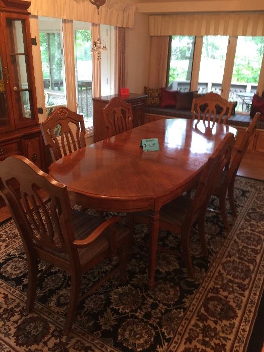 Beautiful Bassett dinning room table with 6 chairs and table pads. Huge area rug