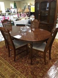 Beautiful dining table and chairs. Has two extension leaves.