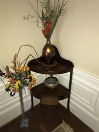 Kittinger Corner stand