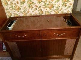 Magnavox mid century working console record player/Stereo