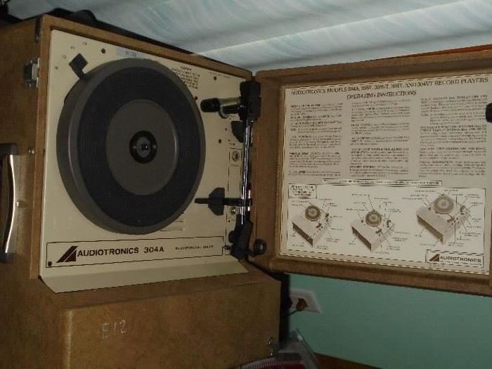 1970's Vintage Audiotronics 304A portable phonograph   w/ perfect hard case
