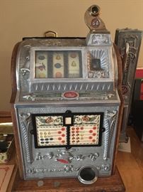1927 nickel Mills. Operator bell with vendor. Beautiful cabinet. Working Condition 