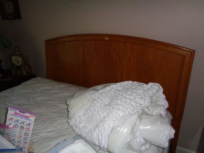 queen bed/nice mattress