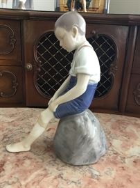 Bing and Grondahl #1757 - some porcelain chipping off leg