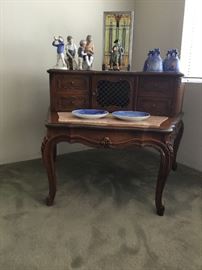 Step end table with figurines