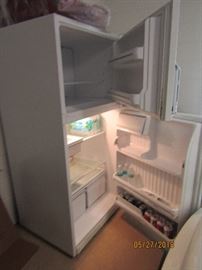 TOP/BOTTOM GE 20.6 CU.FT. NO FROST REFRIG/FREEZER/ICE MAKER