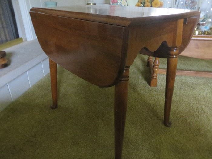 SOLID MAPLE DROP LEAF SIDE TABLE
ETHAN ALLEN AMERICAN TRADITIONS
